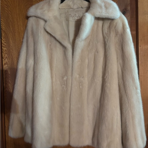 Fawn color mink coat.
Small size
Barely worn - Picture 1 of 3